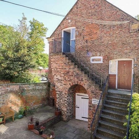 2 Rodgers Mews Apartment Малтън Екстериор снимка