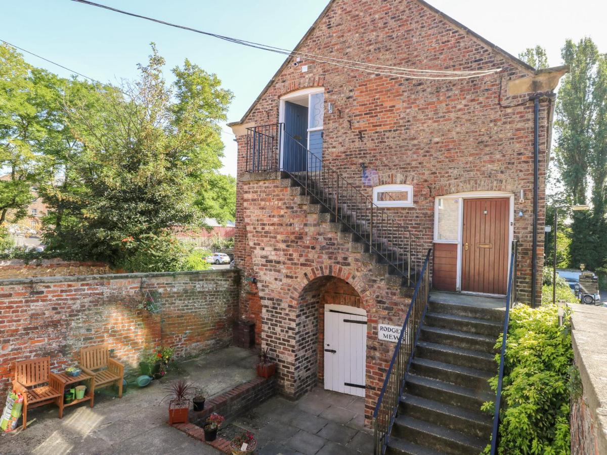 2 Rodgers Mews Apartment Малтън Екстериор снимка