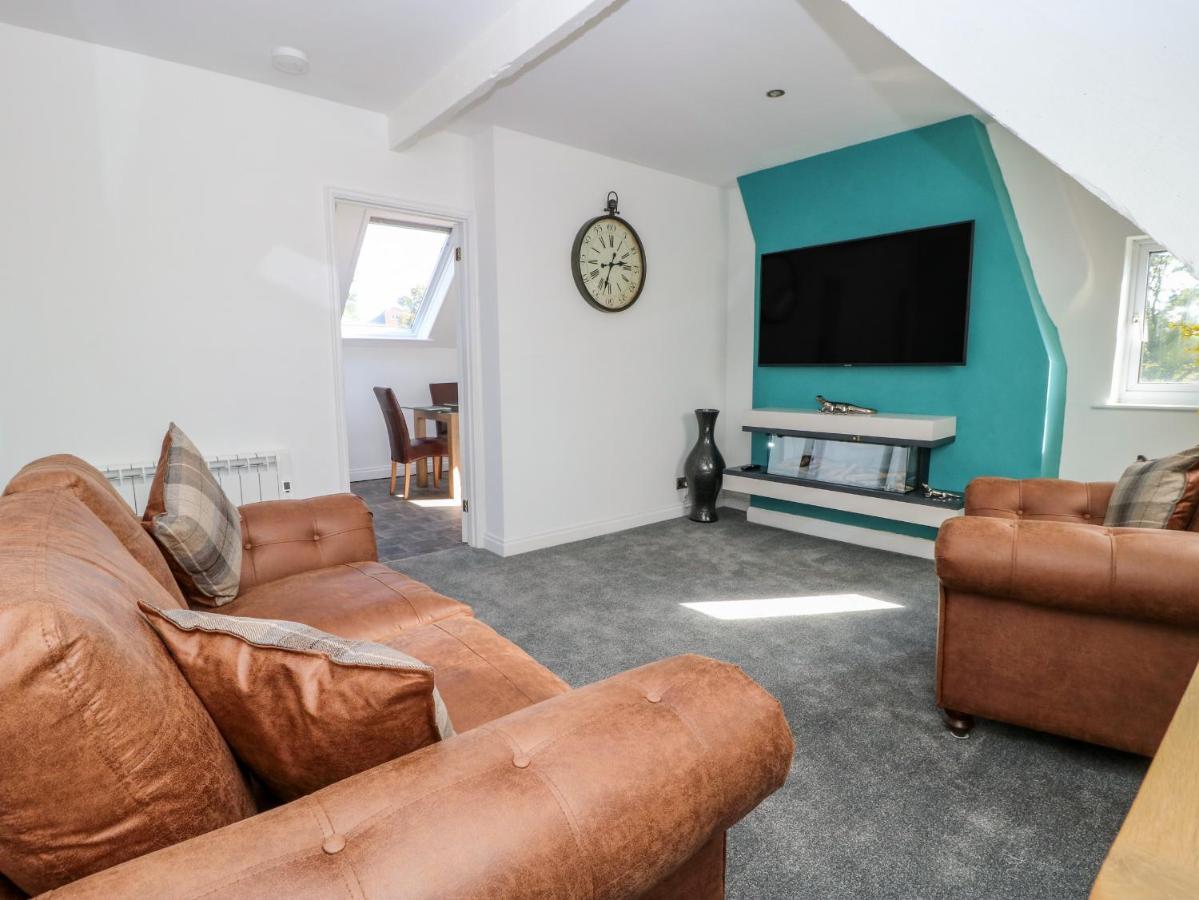 2 Rodgers Mews Apartment Малтън Екстериор снимка